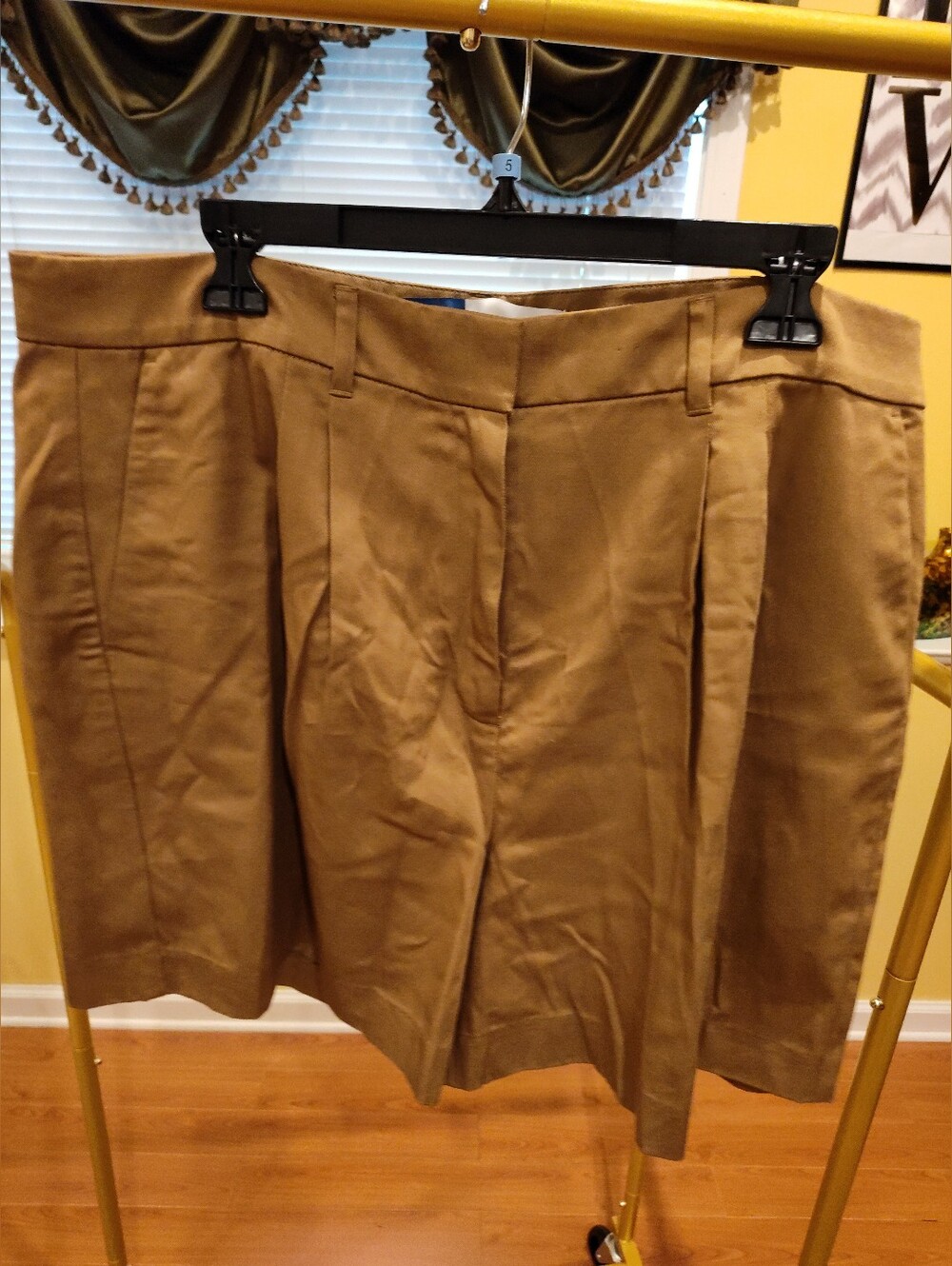 OLD NAVY Ladies Classic Pleated Khaki Shorts